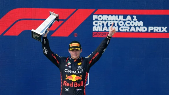 Max Verstappen von Red Bull reagiert auf dem Podium nach seinem Sieg. - &copy; Wilfredo Lee/AP/dpa