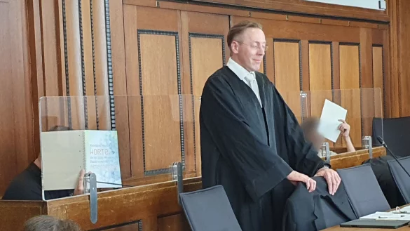 Ein Anwalt steht vor der Anklagebank im Landgericht M&ouml;nchengladbach. - &copy; Martin H&ouml;ke/dpa