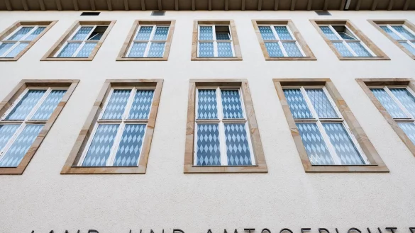 Blick auf die Fassade vom Landgericht Paderborn. - &copy; Friso Gentsch/dpa