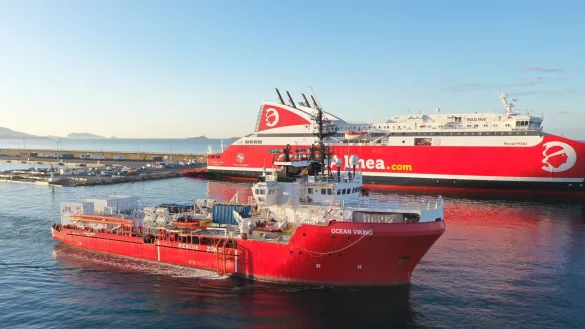 Das Seenotrettungsschiff «Ocean Viking» verlässt den Hafen von Marseille zu einer Rettungsmission im Mittelmeer. - © Gilles Bader/Le Pictorium Agency via ZUMA/dpa