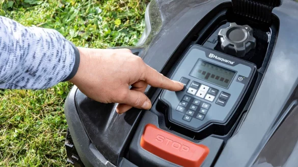 Das Fazit zum Testsieger: Der M&auml;hroboter Husqvarna (305) ist sehr einfach zu bedienen und arbeitet st&ouml;rungsfrei. - &copy; M&uuml;ller-M&uuml;nker/SidM/dpa-tmn