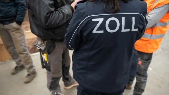 Mitarbeiter des Zolls f&uuml;hren eine Kontrolle durch. - &copy; M&uuml;ller Thomas/dpa/Archivbild