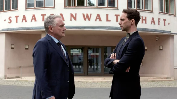 Kriminalhauptkommissar Vincent Ross (r) befragt den Insolvenzverwalter Udo Schick. - &copy; Volker Roloff/rbb/dpa