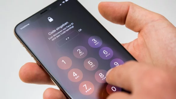 Jedes iPhone, dass per Code gesch&uuml;tzt ist, ist auch verschl&uuml;sselt. Bei Android-Smartphones ist eine Verschl&uuml;sselung seit Version 10 des Betriebssystem Standard. - &copy; Andrea Warnecke/dpa-tmn