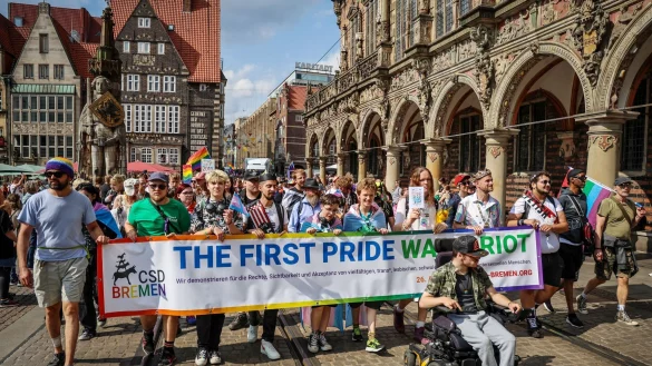 &laquo;The first pride was a riot&raquo; steht auf diesem Transparent beim Pride-Demonstrationszug durch Bremen. - &copy; Focke Strangmann/dpa