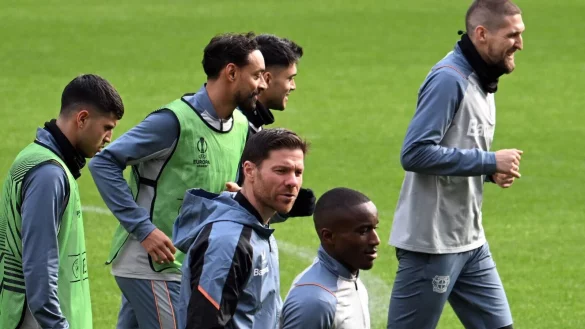 Leverkusens Trainer Xabi Alonso (M) gibt Moussa Diaby (2.v.r) beim Abschlusstraining vor dem Spiel gegen AS Monaco Anweisungen. - &copy; Federico Gambarini/dpa