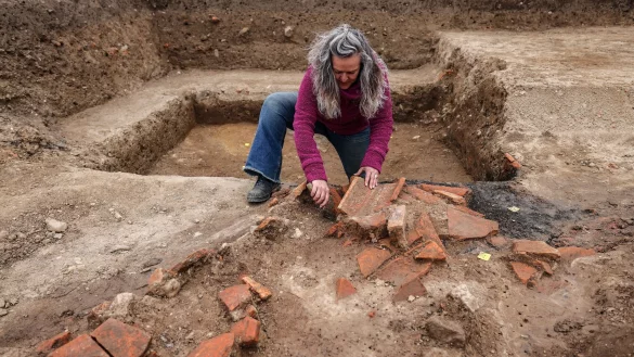 Ein Arch&auml;ologin legt im Xantener Ortsteil Birten Dachziegel eines eingest&uuml;rzten r&ouml;mischen Geb&auml;udes auf dem Gebiet des Legionslagers Vetera Castra frei. - &copy; Oliver Berg/dpa