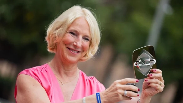 Katrin Eigendorf, Fernsehjournalistin, h&auml;lt vor der 58. Grimme-Preisverleihung die Troph&auml;e in der Hand. Der renommierte Preis k&ouml;nnte zum zweiten Mal in Folge an die ZDF-Reporterin gehen. - &copy; Rolf Vennenbernd/dpa