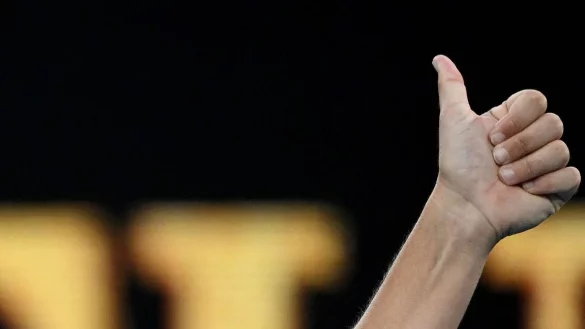 Daumen hoch = &laquo;Gut gemacht&raquo;? Nicht unbedingt, in Australien oder Griechenland etwa ist dieser Fingerzeig eine obsz&ouml;ne Geste. Am 1. M&auml;rz ist Welttag der Komplimente. - &copy; Dean Lewins/AAP/dpa