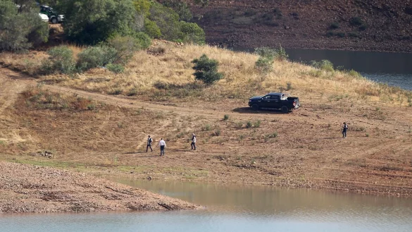 Ein Suchteam der Polizei durchk&auml;mmt das Ufer des Arade-Stausees in Spanien. - &copy; Joao Matos/AP/dpa