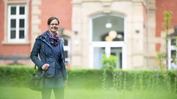 Genesungsbegleiterin Julia Kistner hilft Patientinnen und Patienten, mit psychischen Problemen umzugehen. - © Sebastian Gollnow/dpa