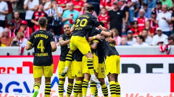 Dortmunds Mats Hummels (verdeckt) brachte sein Team mit zwei Toren in Freiburg auf die Siegerstra&szlig;e. - &copy; Tom Weller/dpa