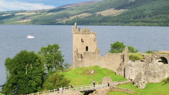 Urquhart Castle am Loch Ness: Von hier l&auml;sst sich der See gut &uuml;berblicken. - &copy; Christian R&ouml;wekamp/dpa-tmn