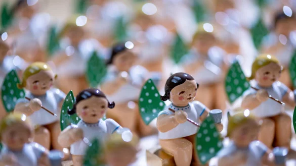 Die kleinen Holzfig&uuml;rchen begeistern Sammler in aller Welt. Vor 100 Jahren schuf Grete Wendt die ersten Elfpunkte-Engel. - &copy; Hendrik Schmidt/dpa/Produktion