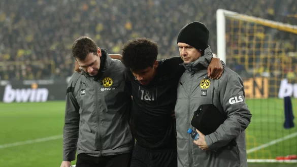 Dortmunds Karim Adeyemi (M) wird vom Platz gef&uuml;hrt. - &copy; Rolf Vennenbernd/dpa/Archivbild