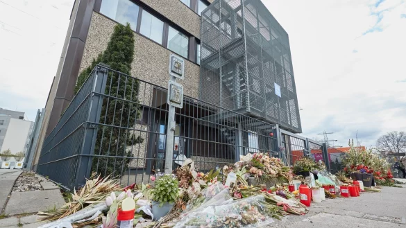 Blumen liegen vor dem Gemeindehaus der Zeugen Jehovas in Hamburg. - &copy; Georg Wendt/dpa
