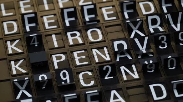 Eine Anzeigetafel an einem Flughafen stellt ihre Buchstaben um. - &copy; Sebastian Gollnow/dpa/Symbolbild