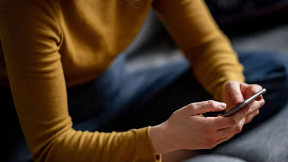 Eine Frau h&auml;lt ein Smartphone in den H&auml;nden. - &copy; Fabian Sommer/dpa/Symbolbild