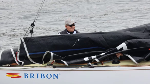Juan Carlos an Bord des Segelschiffs &laquo;El Bribon&raquo; im Real Club Nautico de Sansenxo. - &copy; Ra&uacute;l Terrel/EUROPA PRESS/dpa