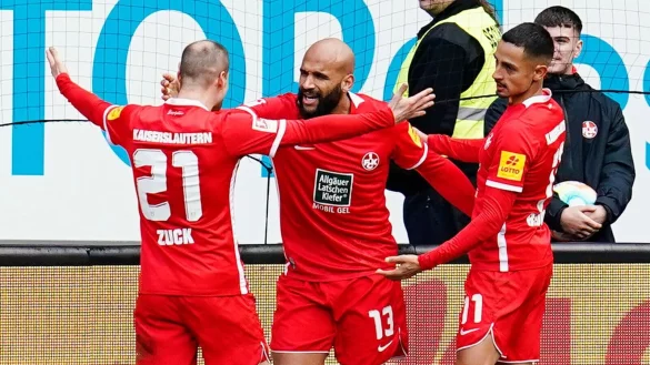 Kaiserslauterns Torsch&uuml;tze Terrence Boyd (M) jubelt mit Kenny Prince Redondo (r) und Hendrick Zuck &uuml;ber das Tor zum 2:1. - &copy; Uwe Anspach/dpa