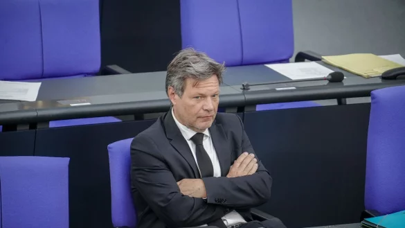 Bundeswirtschaftsminister Robert Habeck nimmt an der Sitzung des Bundestags teil. - &copy; Kay Nietfeld/dpa