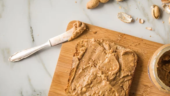 Erdnussbutter ist ein beliebter Brotaufstrich. Stiftung Warentest hat verschiedene Erdnuss-Cremes untersucht. - © Christin Klose/dpa-tmn