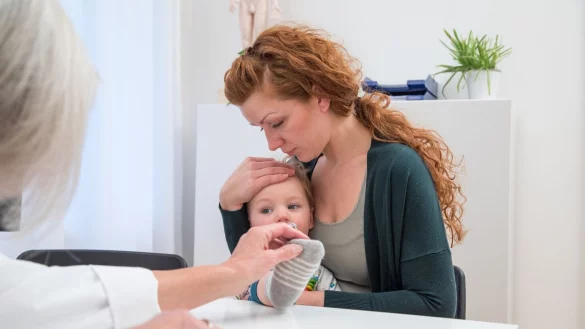 Wird der Durchfall des Kindes von Fieber und Erbrechen begleitet, sollten Eltern mit ihrem Nachwuchs in der Kinderarztpraxis vorbeischauen. - &copy; Christin Klose/dpa-tmn