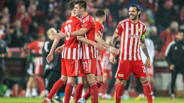 Unions Janik Haberer (l) umarmt sich nach dem Sieg mit Teamkollege Robin Knoche. - &copy; Andreas Gora/dpa