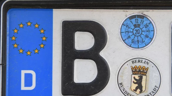 Wer sein Auto oder Motorrad anmelden will, kann sich ab dem 1. September den Gang zum Amt sparen. - © Stefan Sauer/dpa