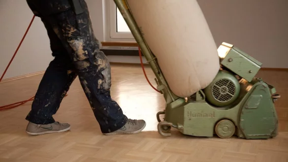 Das neue Parkett gl&auml;nzt: Wer einen solchen Einbau in seiner Mietwohnung vornehmen m&ouml;chte, sollte vorher den Vermieter um Erlaubnis fragen. - &copy; Kai Remmers/dpa-tmn