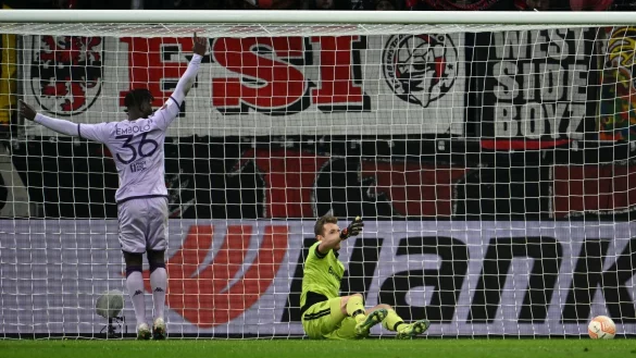 Torwart Lukas Hradecky (r) sitzt nach dem Gegentor zum 0:1 neben dem jubelnden Breel Embolo von AS Monaco am Boden. - &copy; Federico Gambarini/dpa
