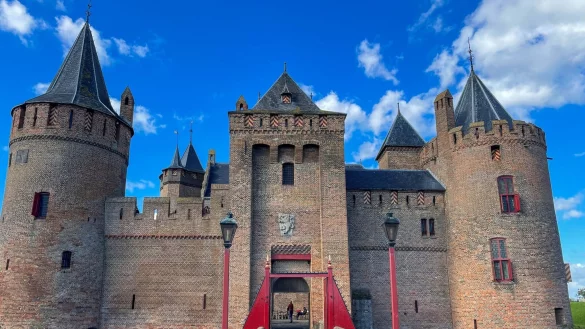 Das Muiderslot bei Amsterdam gilt als eine der besterhaltenen mittelalterlichen Burgen in den Niederlanden. - © Christoph Driessen/dpa-tmn