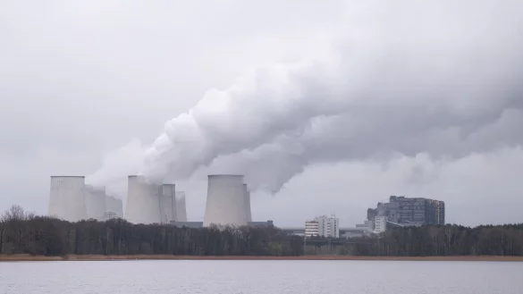 Wasserdampf steigt aus den K&uuml;hlt&uuml;rmen des Braunkohlekraftwerks J&auml;nschwalde der Lausitz Energie Bergbau AG (LEAG). - &copy; Sebastian Kahnert/dpa