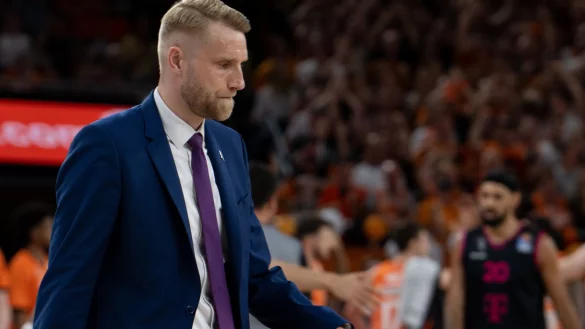 Bonns Trainer Tuomas Iisalo bei&szlig;t die Lippen zusammen. - &copy; Stefan Puchner/dpa