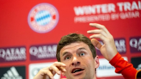 Bayern-Star Thomas M&uuml;ller bei der Pressekonferenz in Doha. - &copy; Peter Kneffel/dpa
