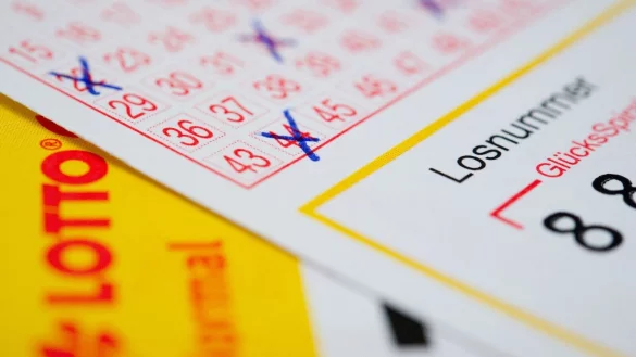 Tippen mit Strategie: Beim Ausf&uuml;llen des Lottoscheins sind Kniffe gefragt. Manche von ihnen k&ouml;nnen die Chancen erh&ouml;hen. - &copy; Franziska Gabbert/dpa-tmn