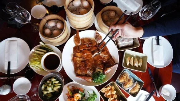 Typisch f&uuml;r Chinarestaurants: Es gibt nicht immer Peking-Ente, aber S&uuml;&szlig;-Sauer mit Schwein, Rind, Ente, Huhn. - &copy; Marcus Brandt/dpa