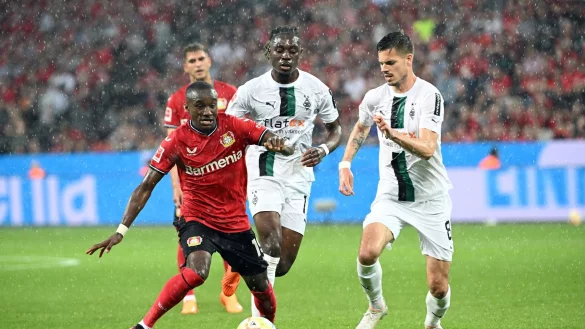Leverkusens Moussa Diaby (l) und M&ouml;nchengladbachs Julian Weigl k&auml;mpfen um den Ball. - &copy; Federico Gambarini/dpa