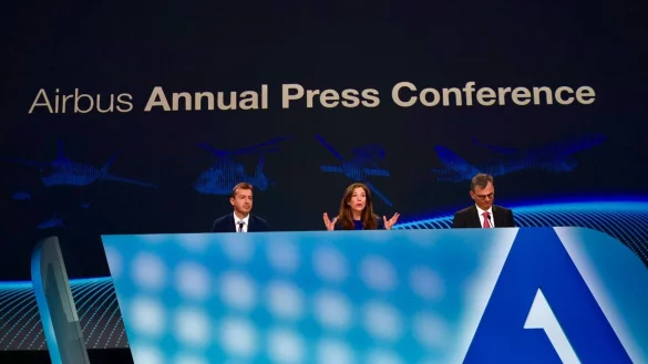 W&auml;hrend der Pandemie kam der Flugzeugbau bei Airbus ins stocken, sagt Airbus-CEO Guillaume Faury (links). - &copy; Frederic Scheiber/AP/dpa