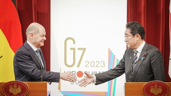 Shakehands: Bundeskanzler Olaf Scholz (l.) und Japans Ministerpr&auml;sident Fumio Kishida. - &copy; Kay Nietfeld/dpa