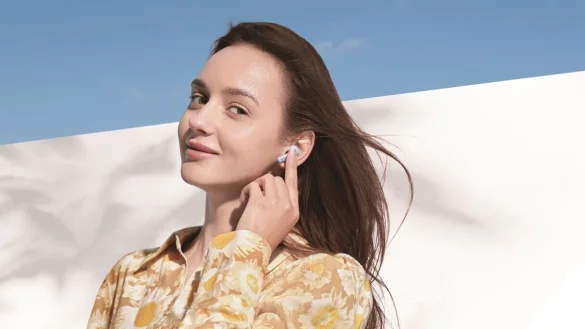 Die Huawei Freebuds 5i lassen sich per Ber&uuml;hrung und &uuml;ber Wischgesten an den kleinen Geh&auml;useau&szlig;enseiten der H&ouml;rer steuern. - &copy; Huawei/dpa-tmn