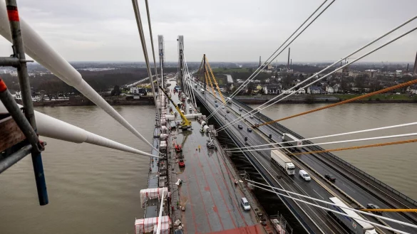 Die neue Rheinbr&uuml;cke, aufgenommen von einem Br&uuml;ckenpfeiler aus rund 35 Metern H&ouml;he. - &copy; Christoph Reichwein/dpa