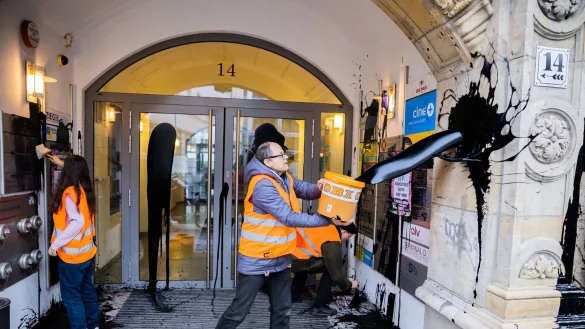 Aktivisten der Klimagruppe Letze Generation mit &ouml;lartiger Farbe am Eingangsbereich der FDP-Parteizentrale in Berlin. - &copy; Christoph Soeder/dpa