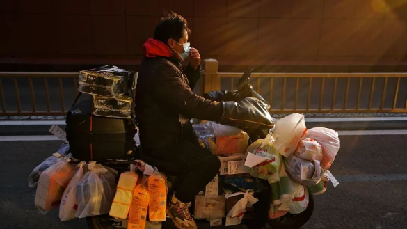 Mit der bevorstehenden Reisewelle zum chinesischen Neujahrsfest Ende Januar wird sich das Coronavirus in China voraussichtlich noch deutlich weiter ausbreiten. - &copy; Andy Wong/AP/dpa