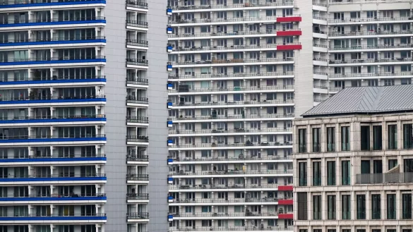 Mietsh&auml;user in Berlin. Aktuell gilt eine allgemeine Grenze f&uuml;r Mieterh&ouml;hungen von 20 Prozent in drei Jahren. In Gegenden mit angespanntem Wohnungsmarkt sind es 15 Prozent. - &copy; Soeren Stache/dpa