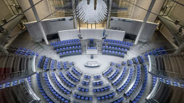 Blick in den Plenarsaal des Bundestags im Reichstagsgeb&auml;ude. - &copy; Michael Kappeler/dpa