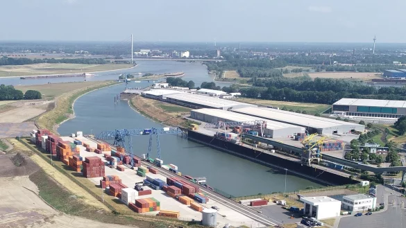 Container werden am Hafen Emmelsum am Niederrhein umgeschlagen. - © ---/DeltaPort/dpa