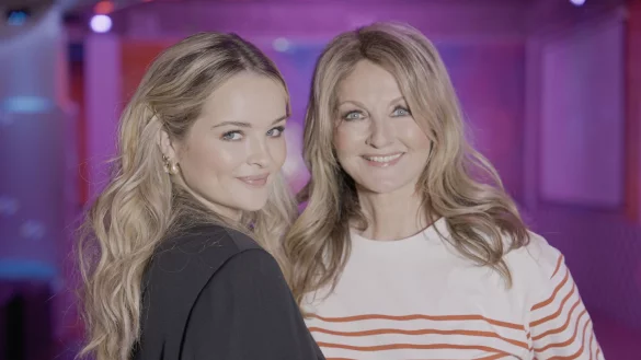 &laquo;D&eacute;j&agrave;-vu - Ein neuer Blick auf die 80er-Jahre&raquo;: Die Moderatorin Frauke Ludowig (r) und ihre Tochter Nele in einer Rollschuhdisco. - &copy; Moritz M&uuml;nker/ZDF/dpa