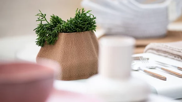 Naturverbundenes Design: Was wie ein Haufen Erde wirkt, ist der Blumentopf: Dieses Beispiel f&uuml;r ungew&ouml;hnliche Optiken von Migration of Matter Studio war in der Trendausstellung der Messe Ambiente zu sehen. - &copy; Franziska Gabbert/dpa-tmn