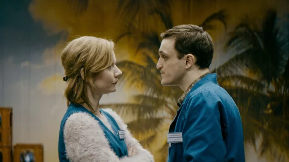 Christian (Franz Rogowski) und Marion (Sandra H&uuml;ller) bleiben vorsichtig im Umgang miteinander. - &copy; Sommerhaus Filmproduktion/MDR/Arte/dpa